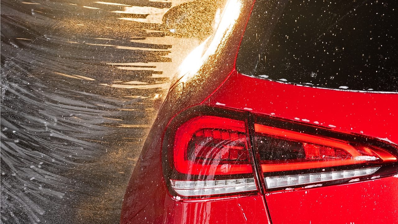 Nahaufnahme eines roten Autos in einer Shell Car Wash Waschanlage