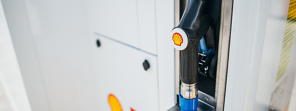 AdBlue® Zeichen an einer Shell Tankstelle